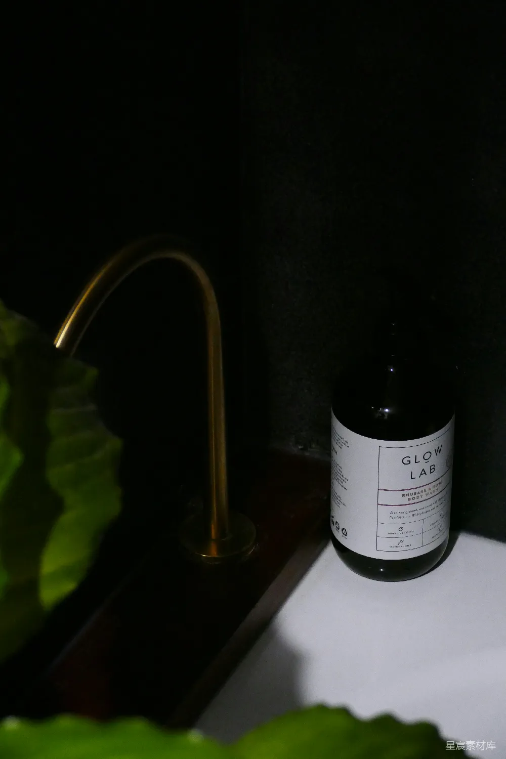 高清摄影  一瓶酒旁边是一杯酒