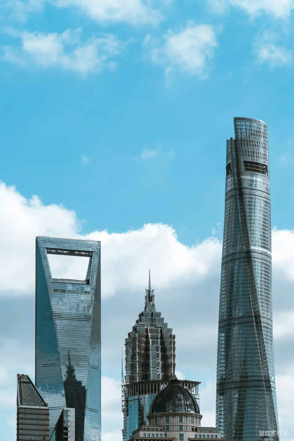 白天高耸建筑物在蓝天中