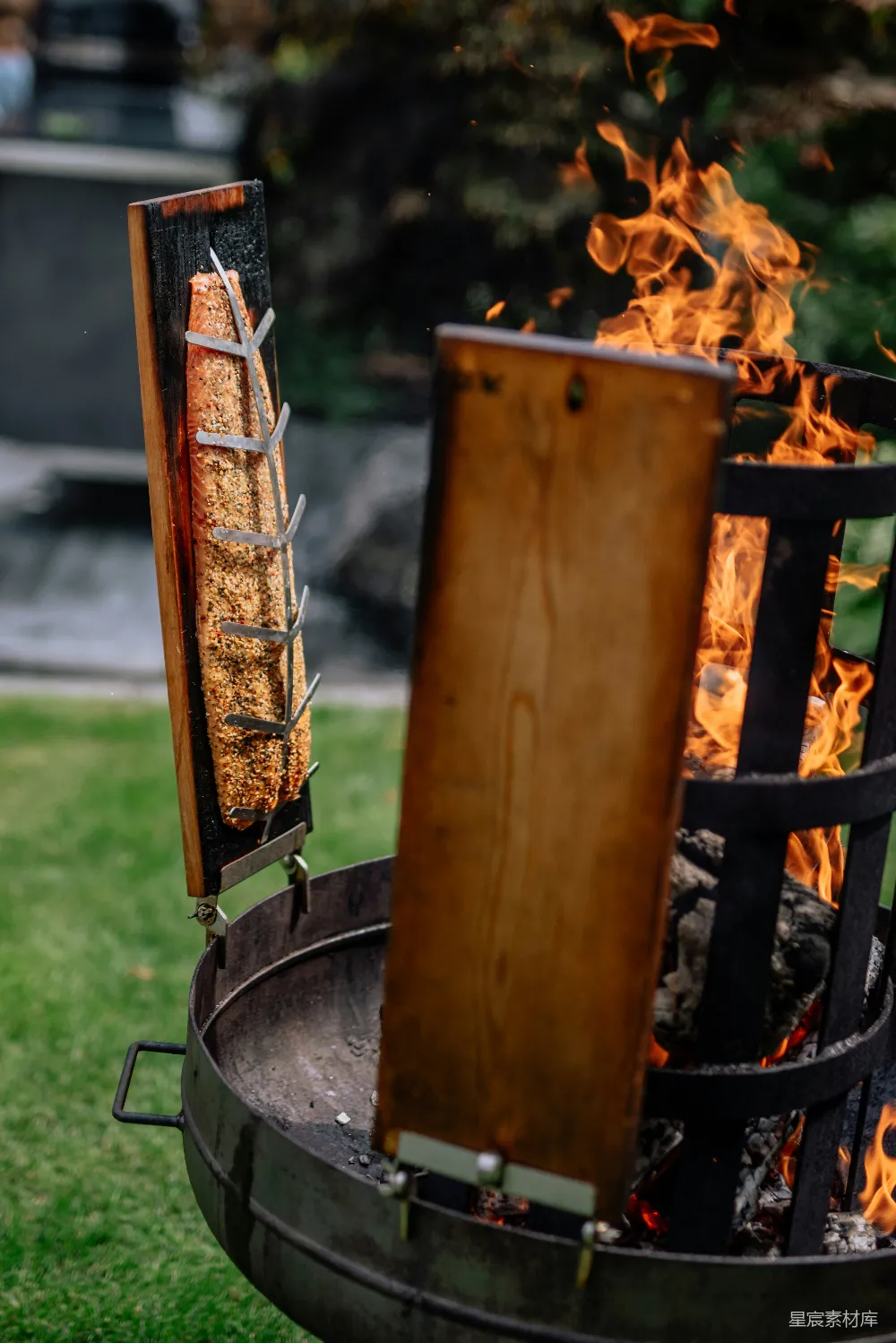 灰圆锅起火了