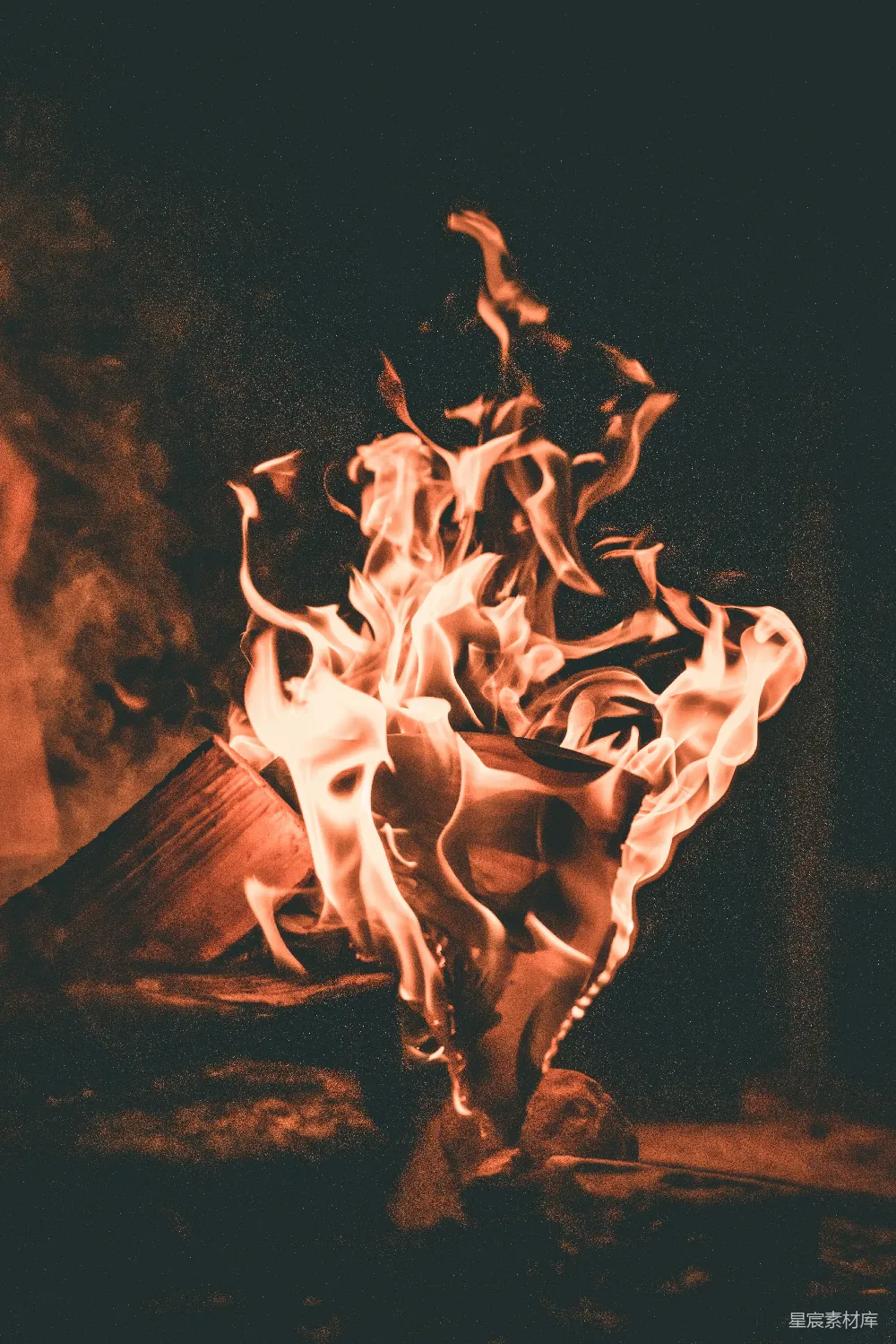 fireplace中燃烧着一团火，背景是黑色的。