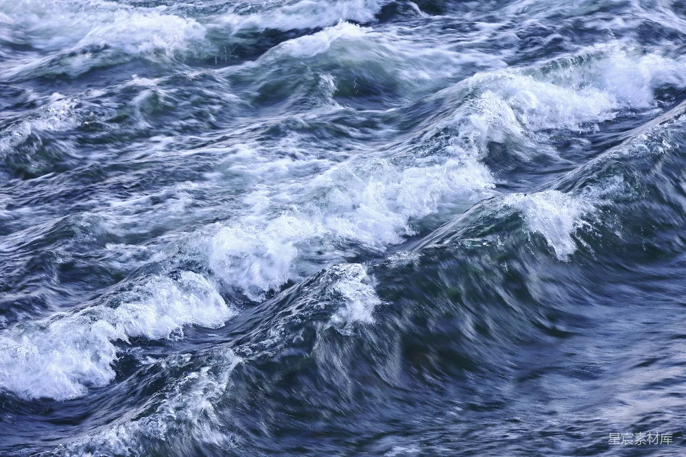 波涛汹涌的海浪带着白色的泡沫