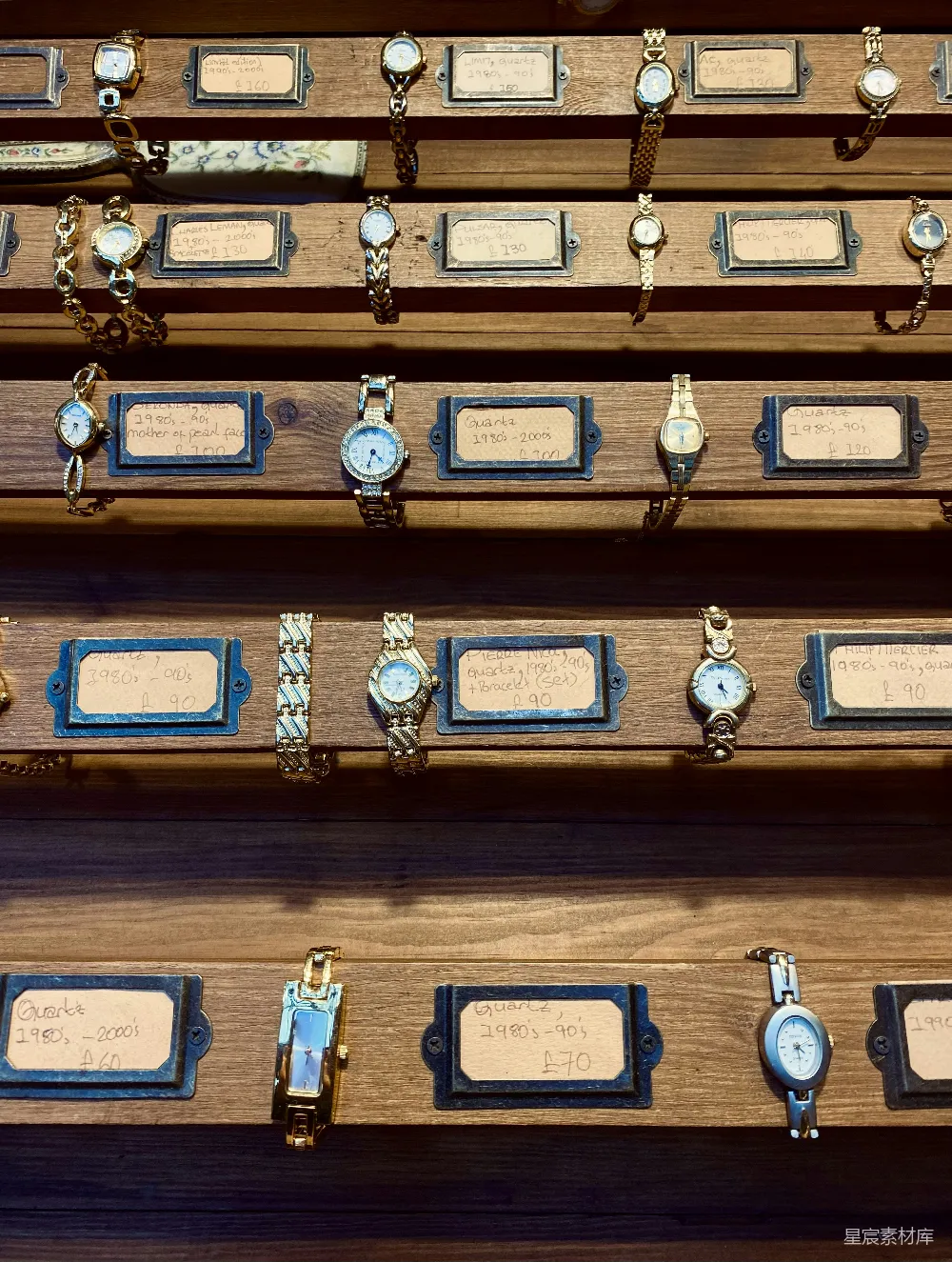展示在木制柜子里的表 Collection of watches displayed in a wooden case