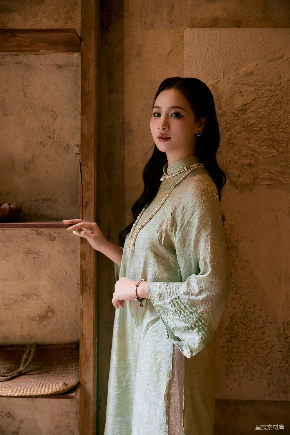 高清摄影  一位穿着浅绿色传统服装的年轻女子。