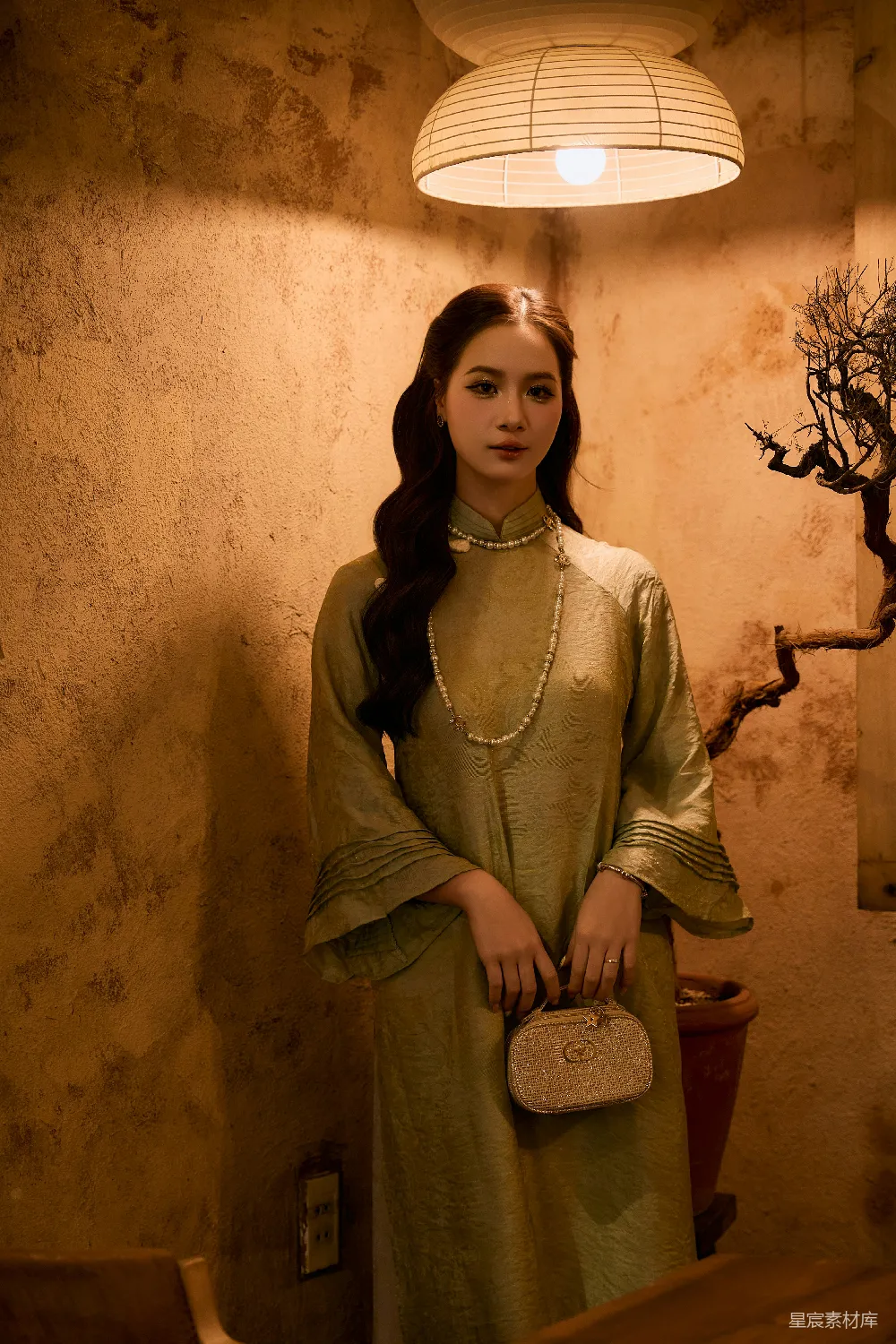 高清摄影  一个穿着传统服装的女人手里拿着一个小钱包。