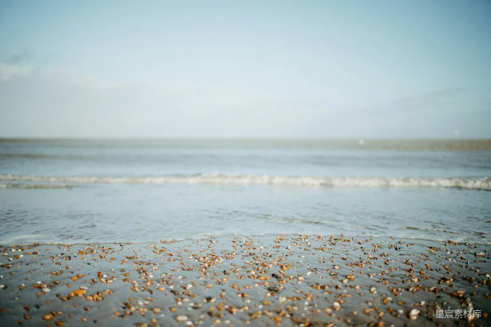 海滩上沙子的特写镜头，背景是大海。