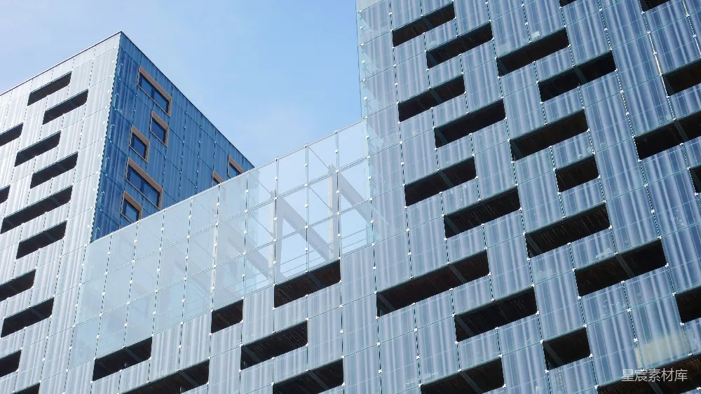 高清摄影  一座高大的建筑，窗户很多，旁边还有一座建筑。