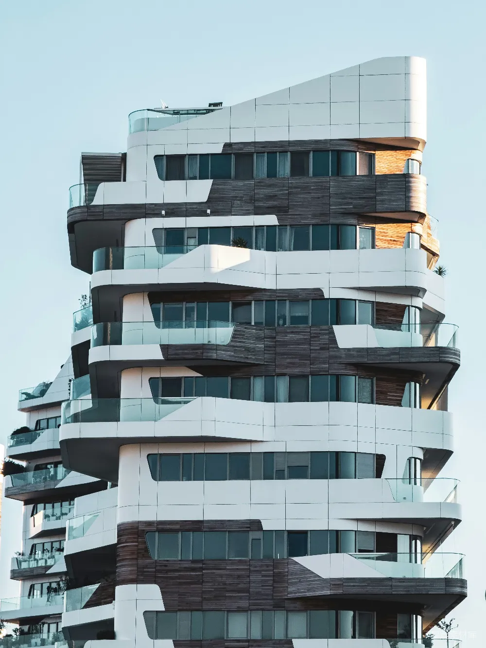 高清摄影  一座非常高大的建筑，有许多窗户和阳台。