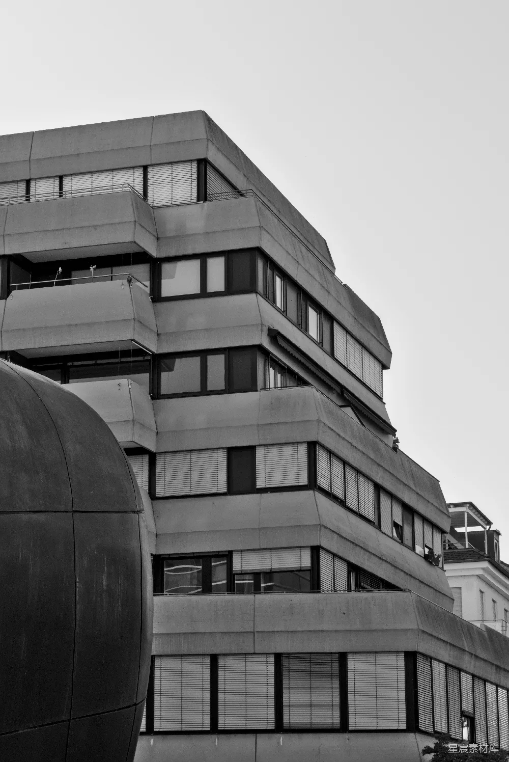 高清摄影  现代化的 Brutalist 风格建筑，带有阳台和窗户。