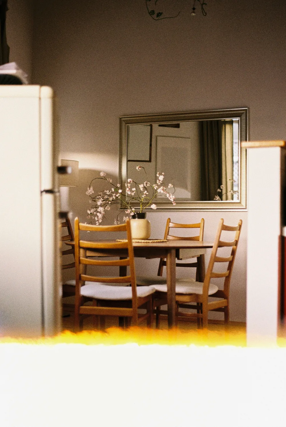 餐桌、椅子和一个冰箱。