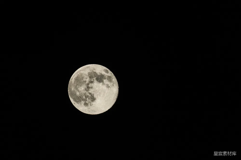 满月在暗夜的天空中闪耀