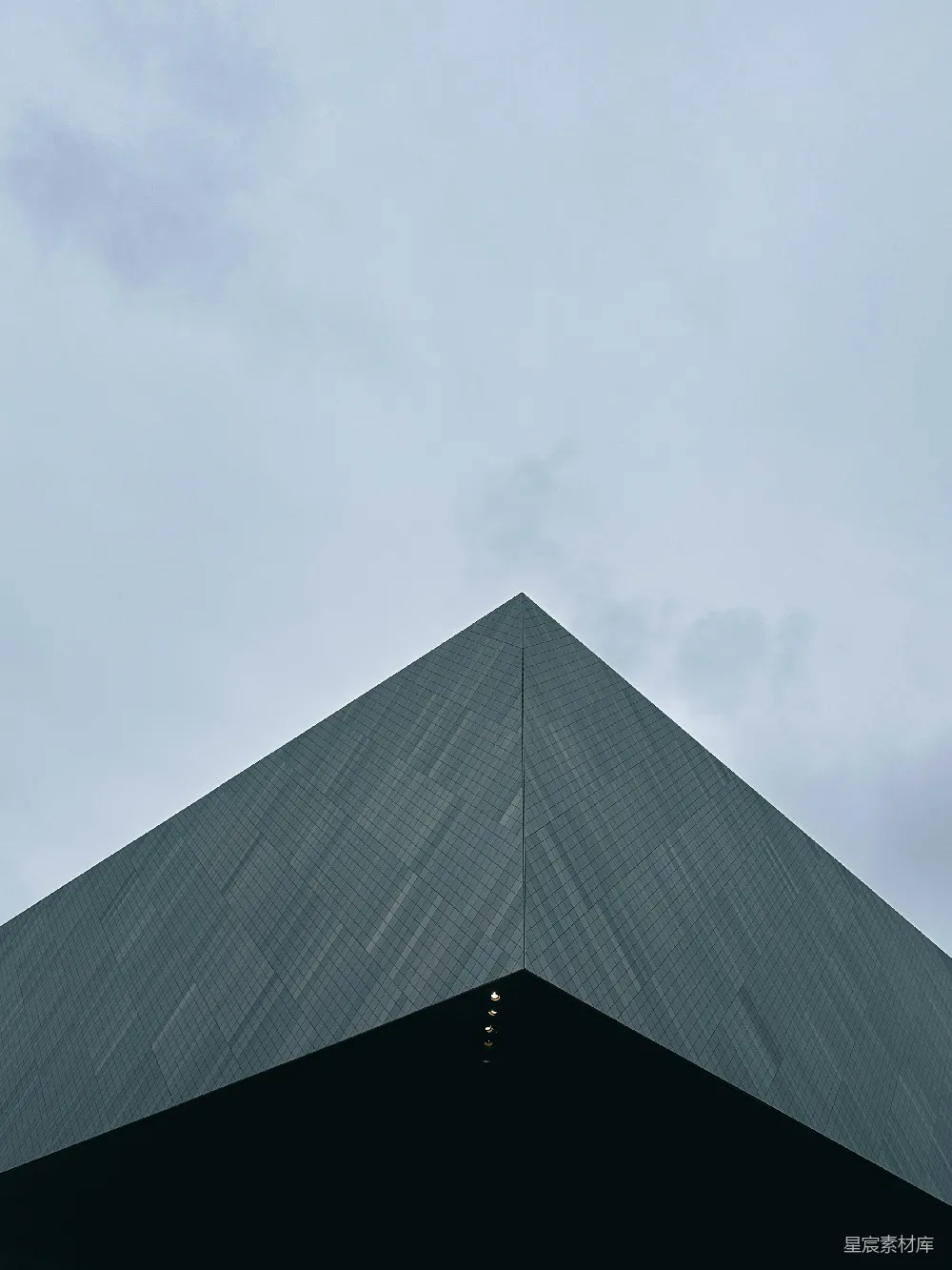 高清摄影  现代建筑在多云的天空背景下呈现出锋利的几何角度。