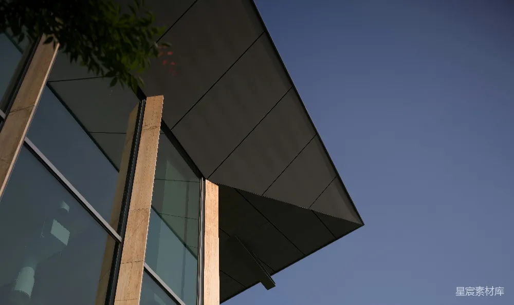 高清摄影  现代建筑的外墙与清澈的蓝天背景