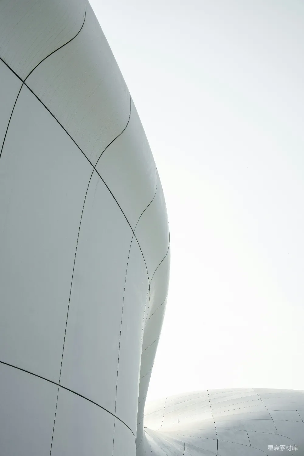 高清摄影  现代化的白色建筑，具有曲线型的建筑线条。