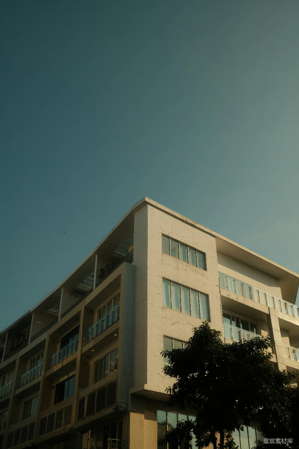 高清摄影  现代建筑，带有阳台，背景是清澈的蓝天。