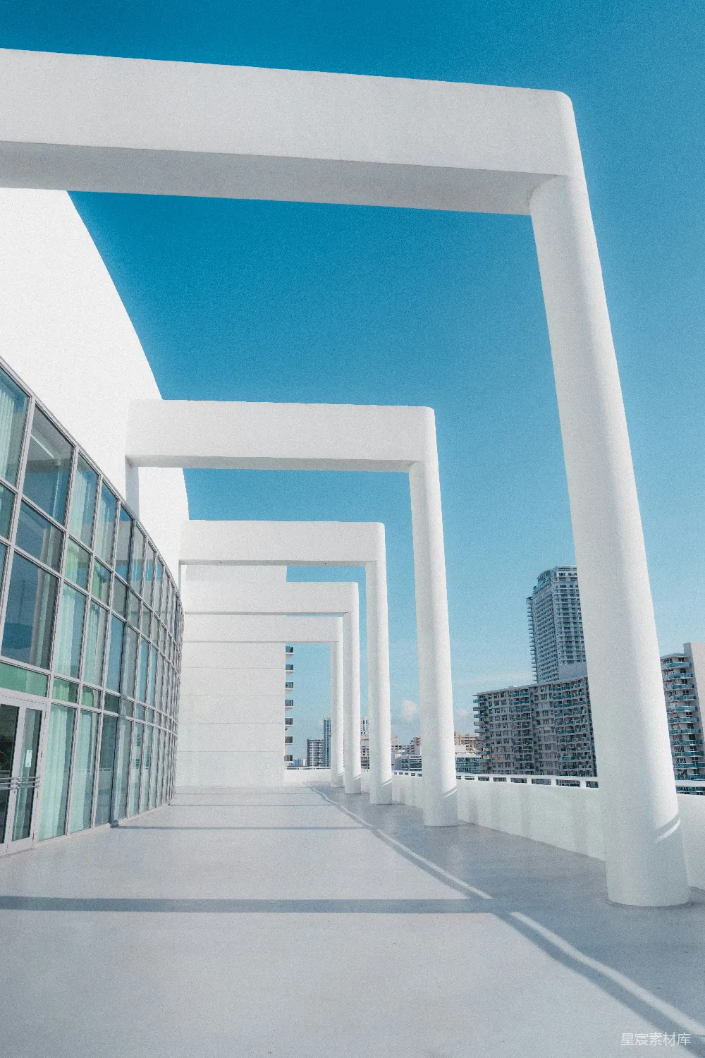 高清摄影  现代白色建筑在湛蓝的天空下。