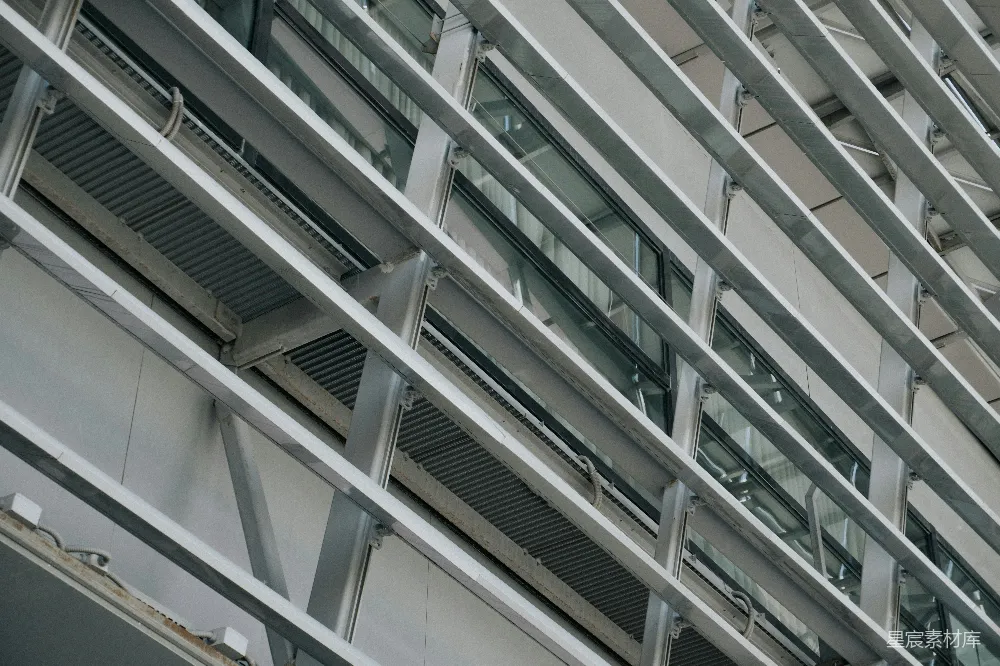 高清摄影  现代化建筑的立面，带有金属梁和玻璃窗。