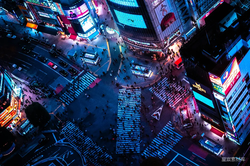 夜晚城市的空中俯瞰