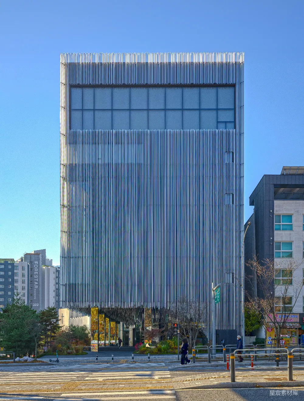 高清摄影  现代建筑，带有垂直立面和大窗户。