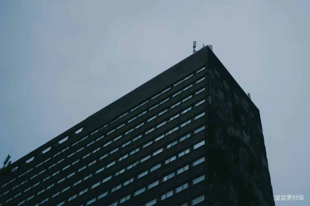 高清摄影  在浅蓝色的天空下，一座高大而阴沉的建筑。