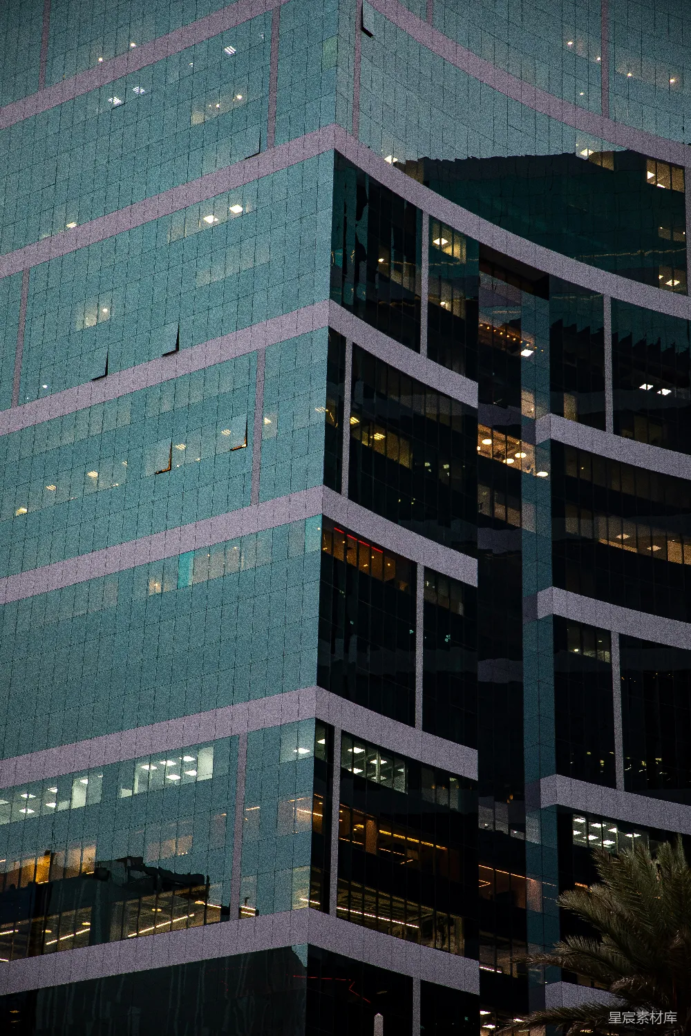 高清摄影  现代玻璃建筑在黄昏时分灯火通明。