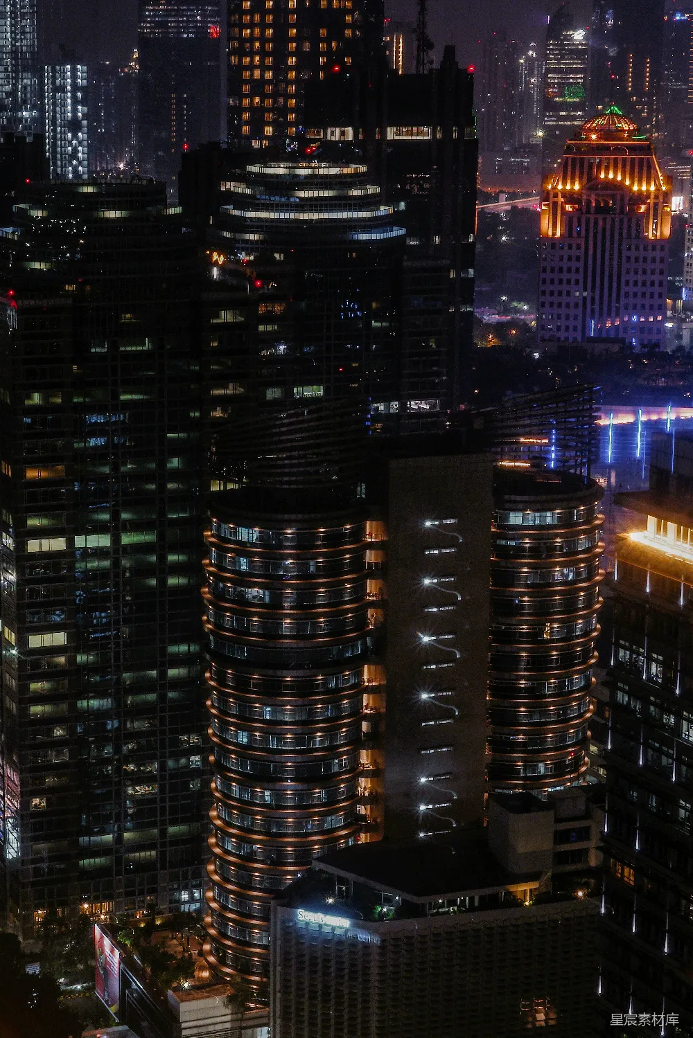 夜晚高楼幕帘建筑的航拍