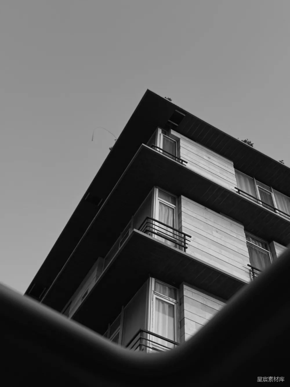 高清摄影  现代建筑与蓝天背景下的阳台
