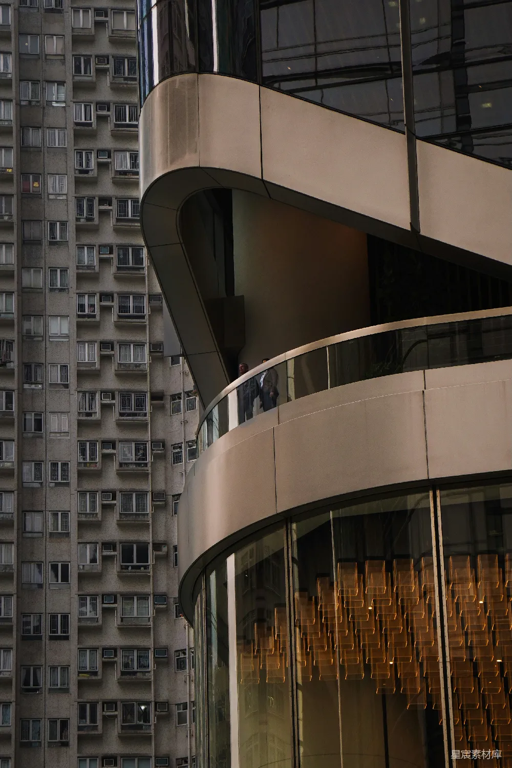 高清摄影  现代化建筑外墙紧邻老旧公寓楼。