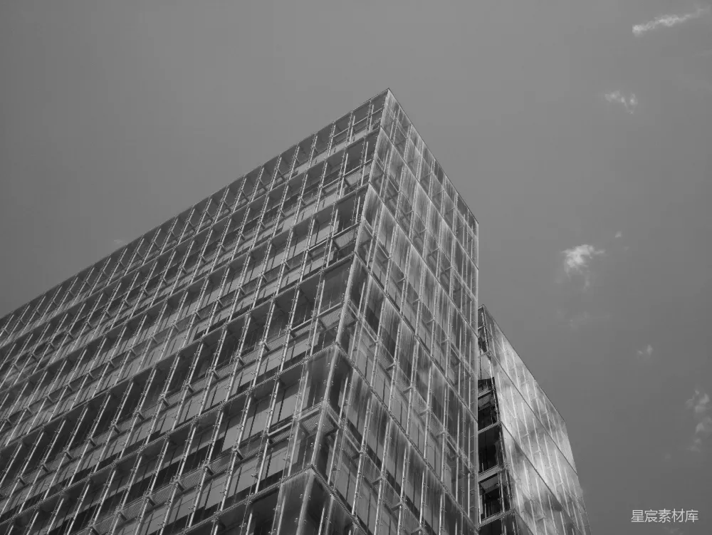 高清摄影  多窗现代建筑在多云的天空下。