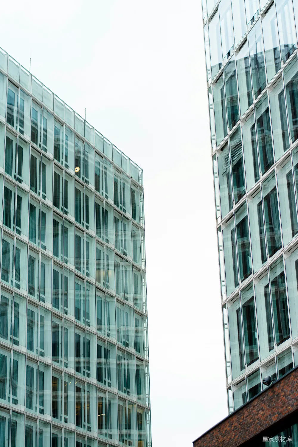 高清摄影  现代玻璃建筑在明亮的天空下