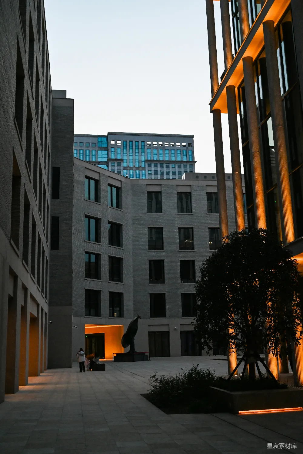 高清摄影  黄昏时分，带有暖色调户外照明的现代建筑。