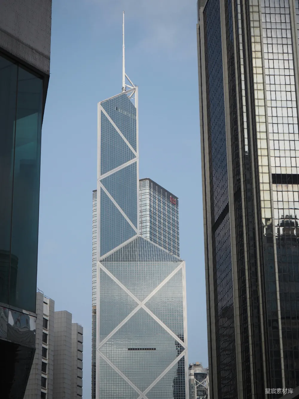 高清摄影  现代摩天大楼在晴朗的蓝天背景下