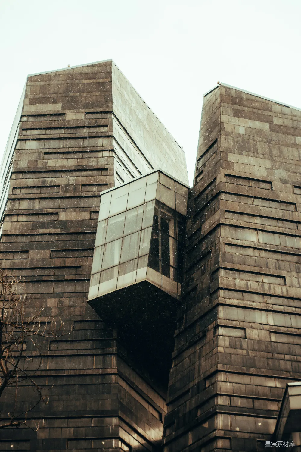 高清摄影  现代石建筑，带有玻璃建筑元素。