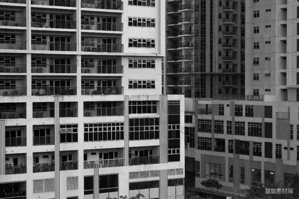 高清摄影  黑白的城市街景，有多栋公寓楼。