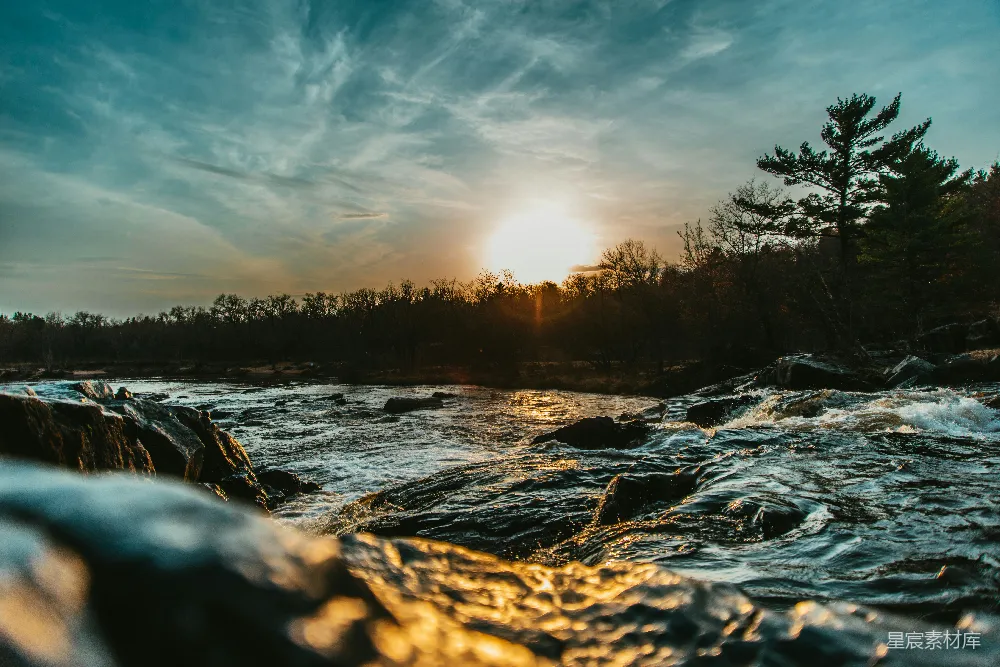 高清摄影  夕阳西下，河面上散布着岩石。