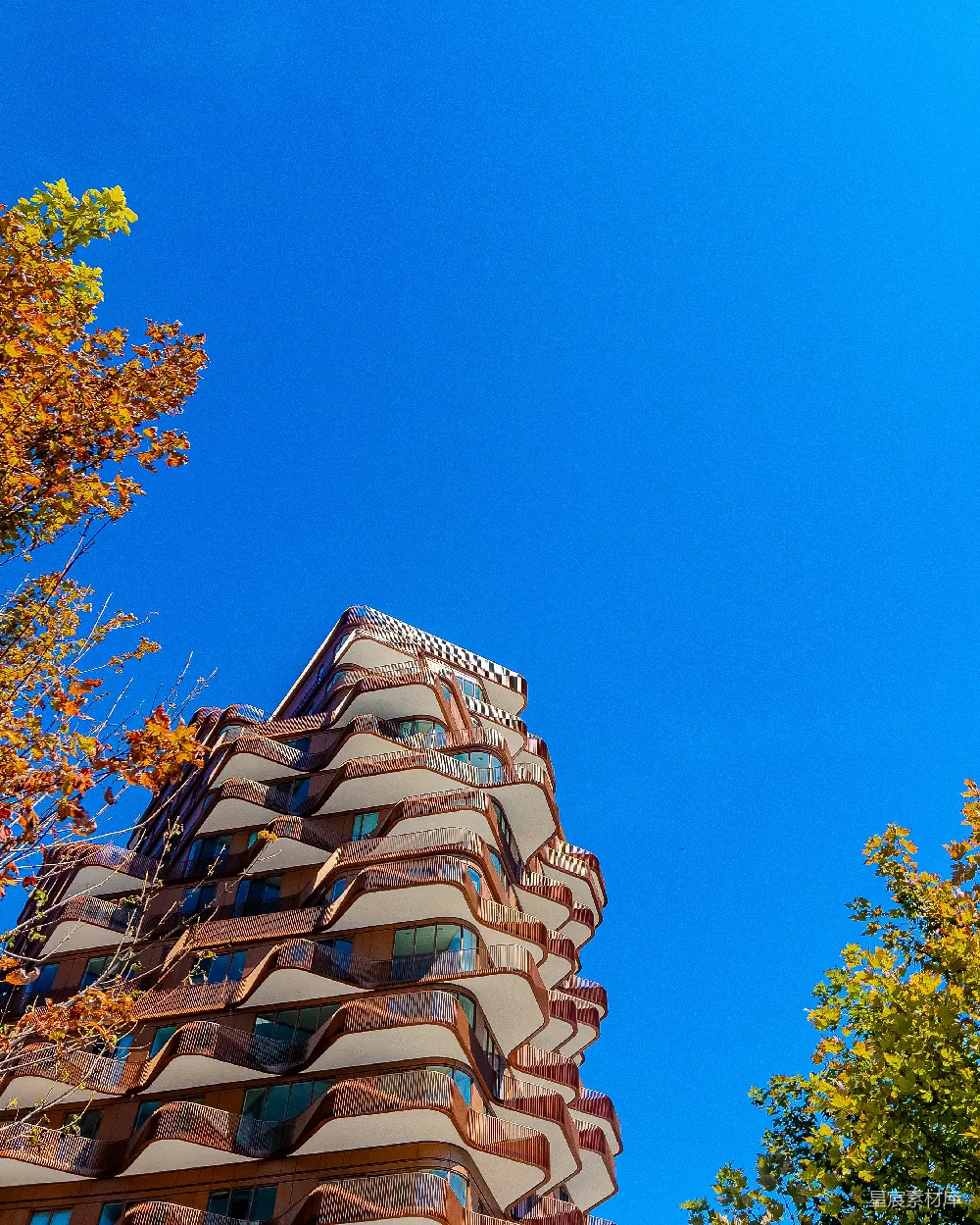 高清摄影  现代建筑，独特的立面，蓝天背景