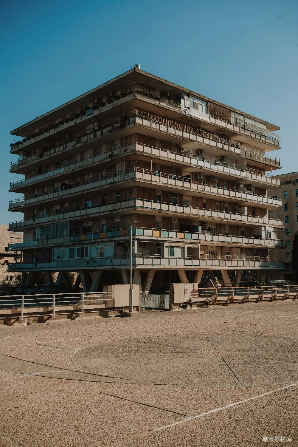 高清摄影  现代混凝土建筑在清澈的蓝天背景下，带有阳台。
