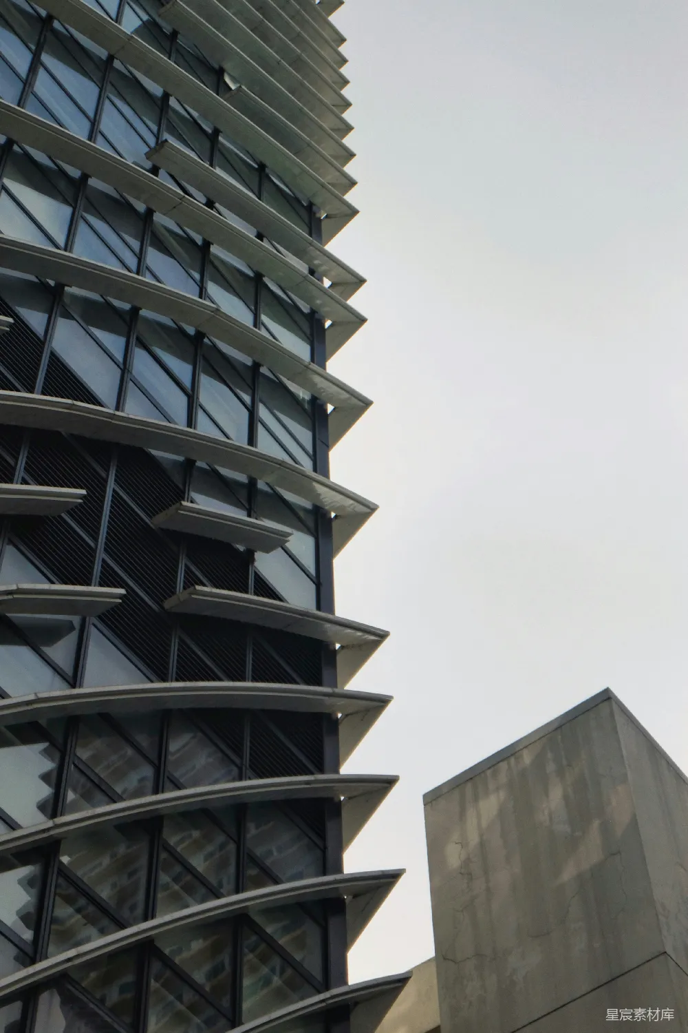 高清摄影  一座非常高大的建筑物，上面有一个钟。