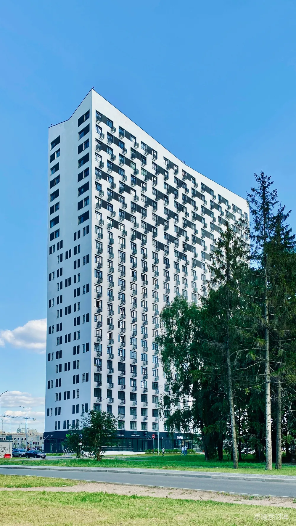 高清摄影  一座高大的白色建筑坐落在路边。