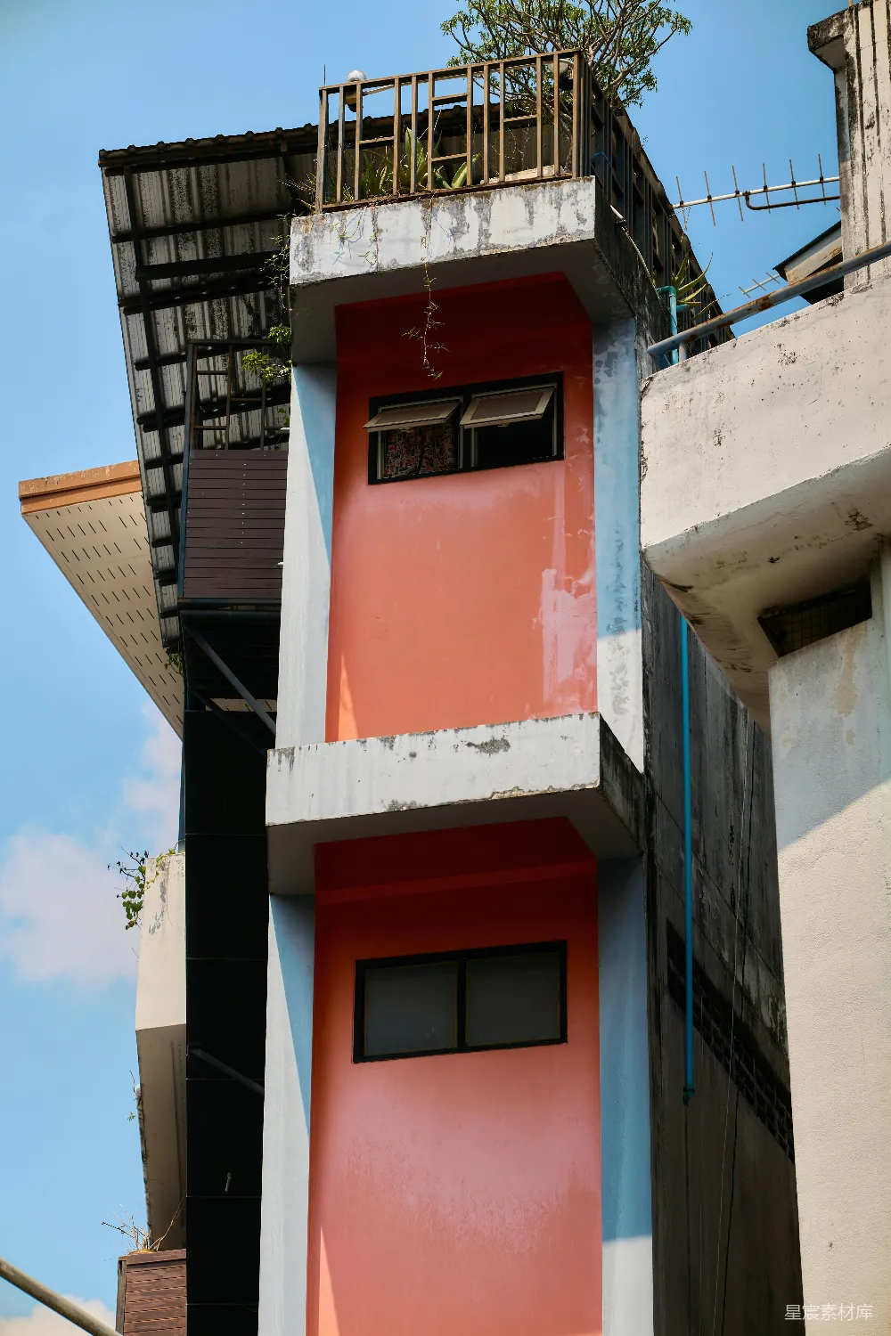 高清摄影  一座狭窄多彩的建筑在蓝天背景下