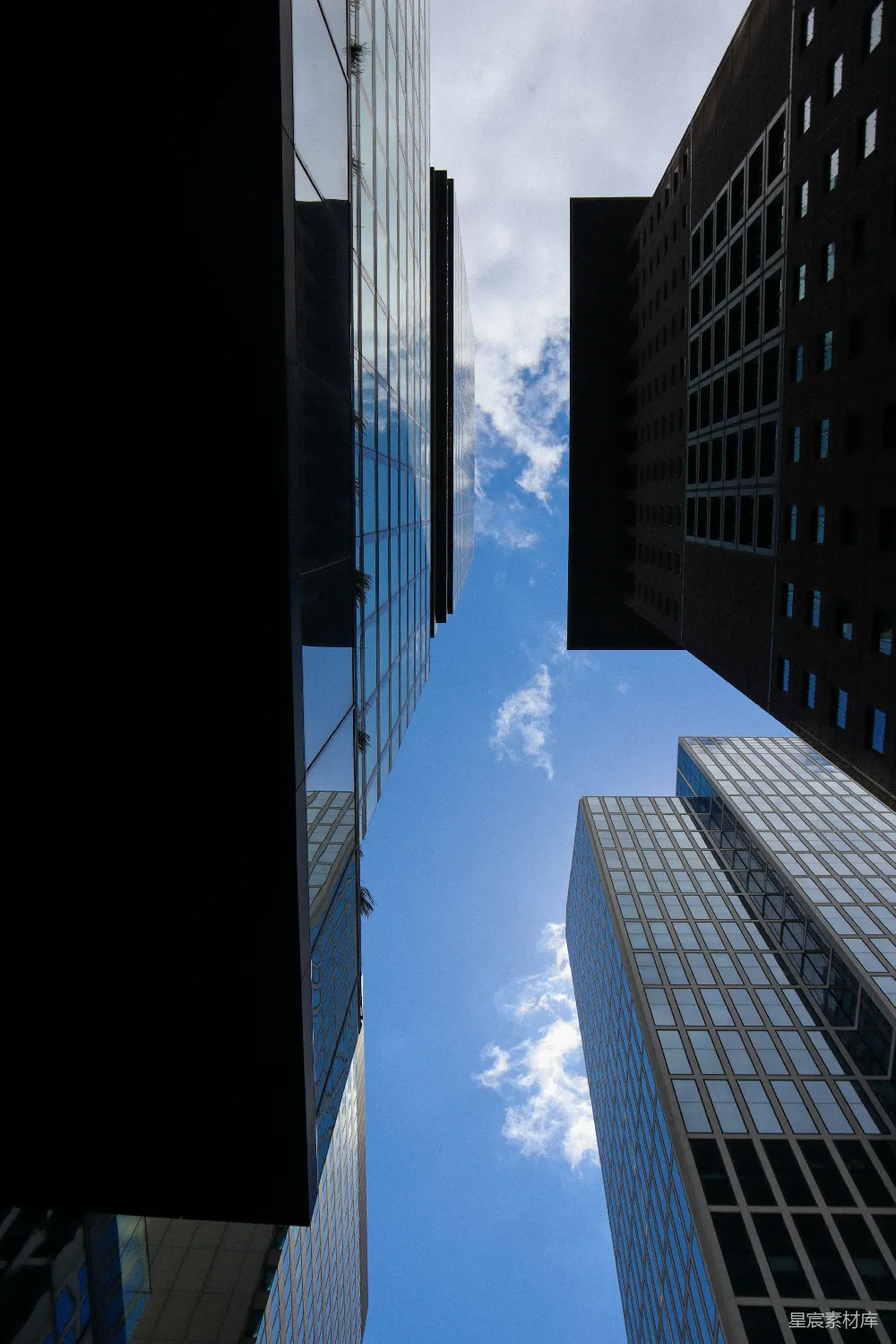 城市里仰望高耸的建筑