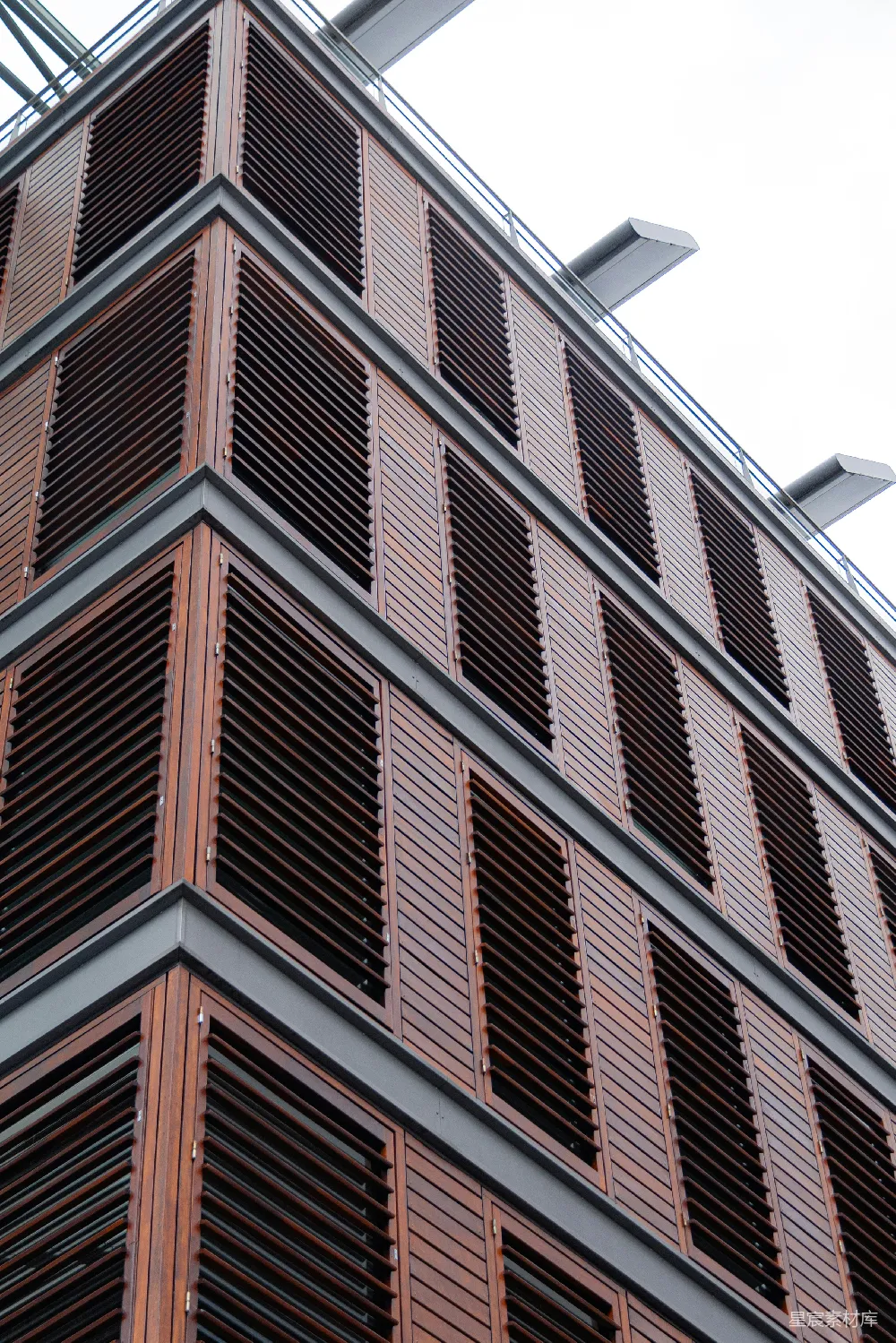 高清摄影  一座建筑物的特写，建筑物侧面有一个钟表。