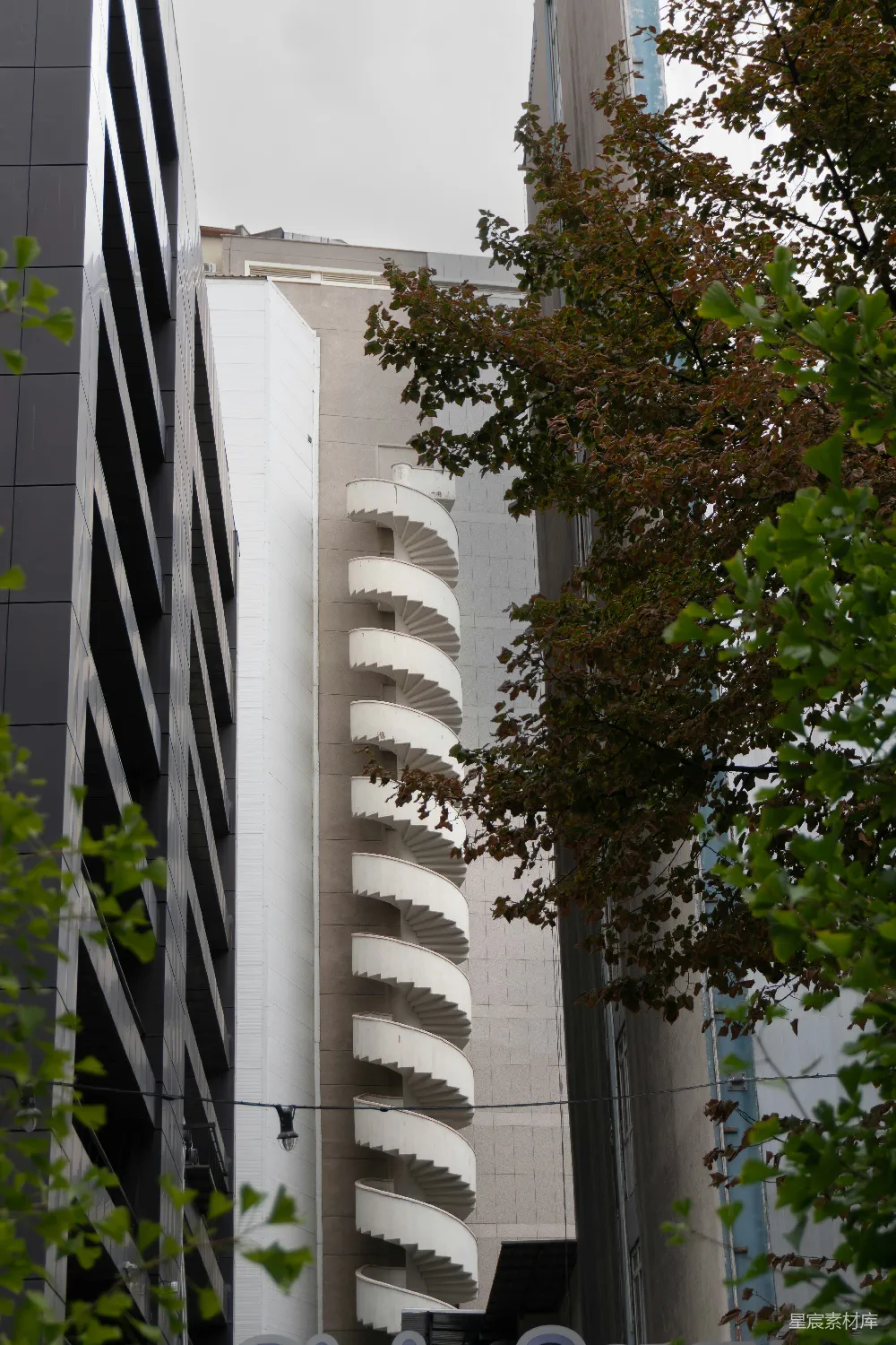 高清摄影  现代建筑外的白色螺旋楼梯