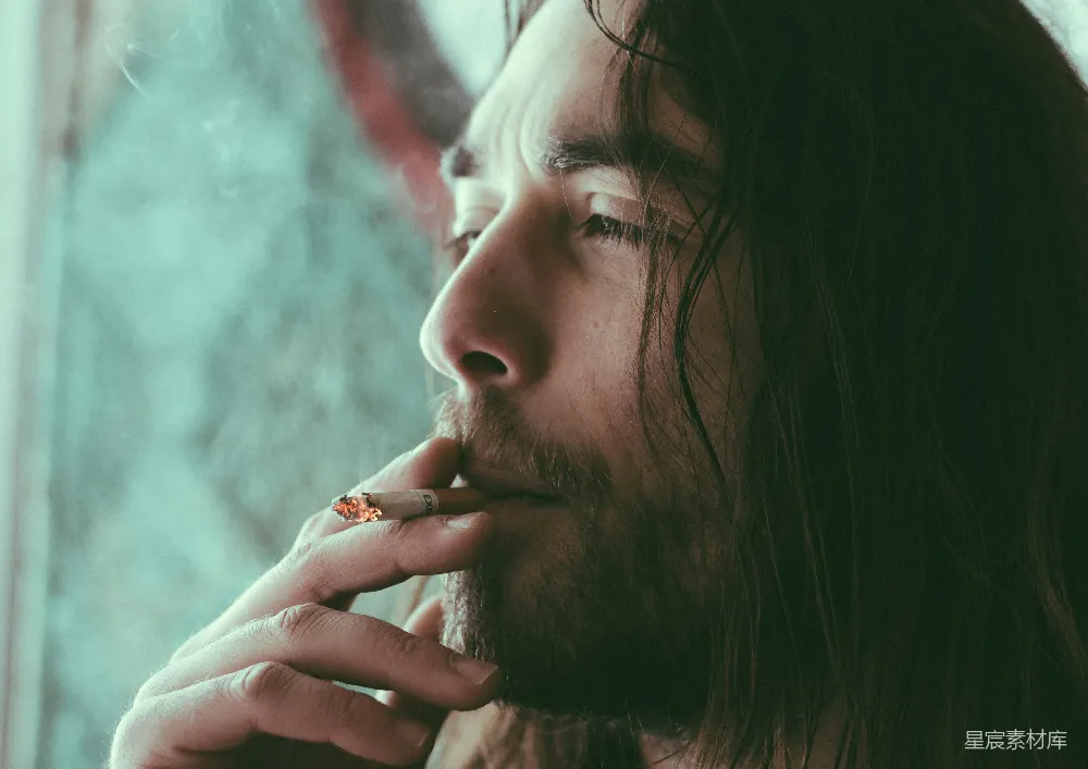 男人正在抽红色的香烟。