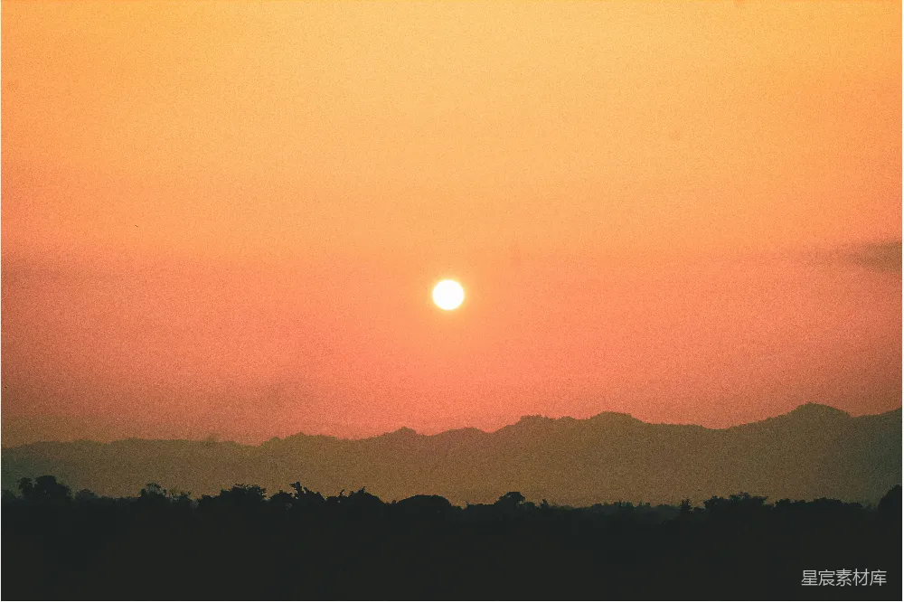 傍晚山影