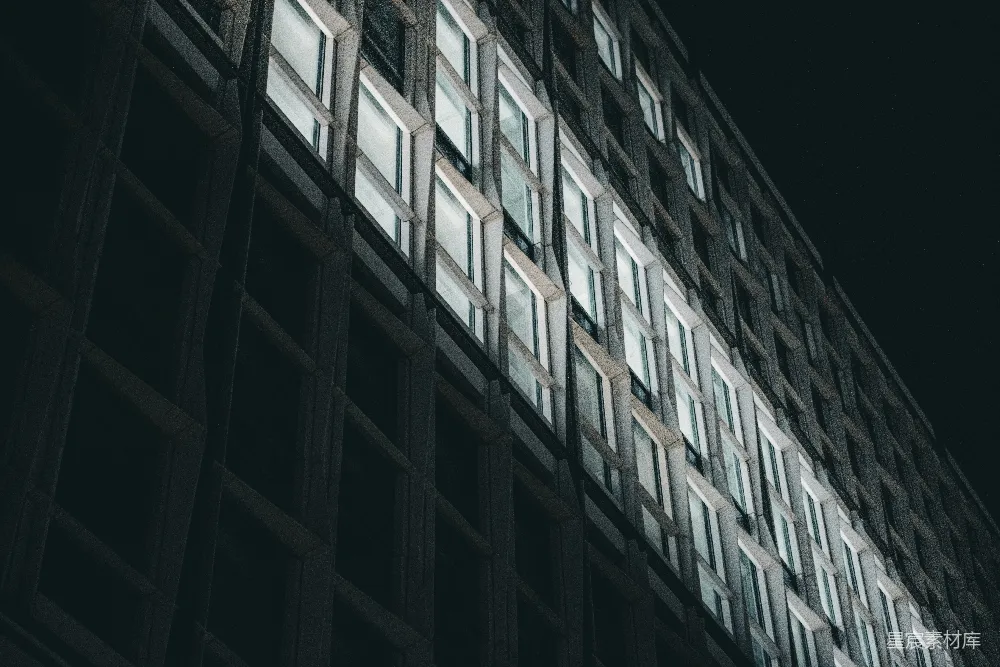 高清摄影  现代建筑的立面，夜晚灯火通明。