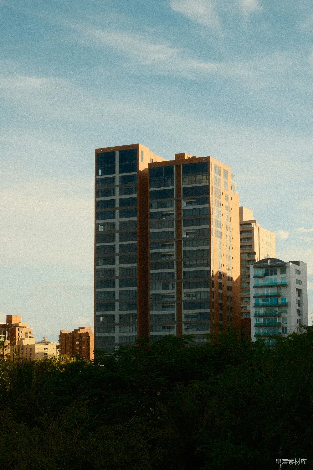 高清摄影 旅行 高大的现代化建筑矗立在绿树之上