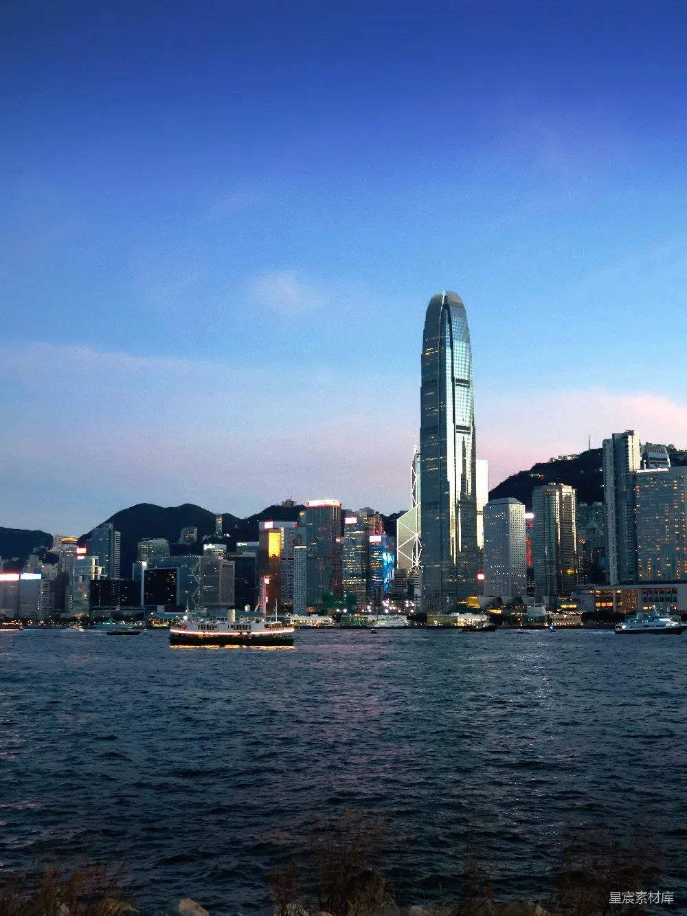 现代城市景观中有高楼大厦和一艘船只在水上。