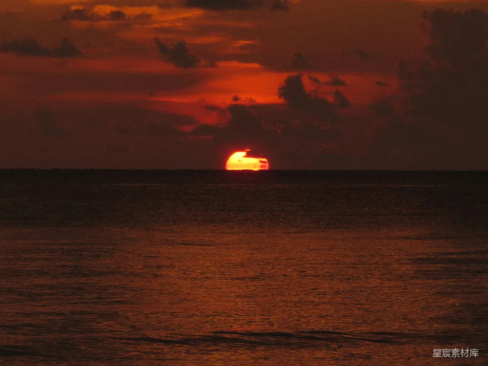 夕阳下海上的船影轮廓
