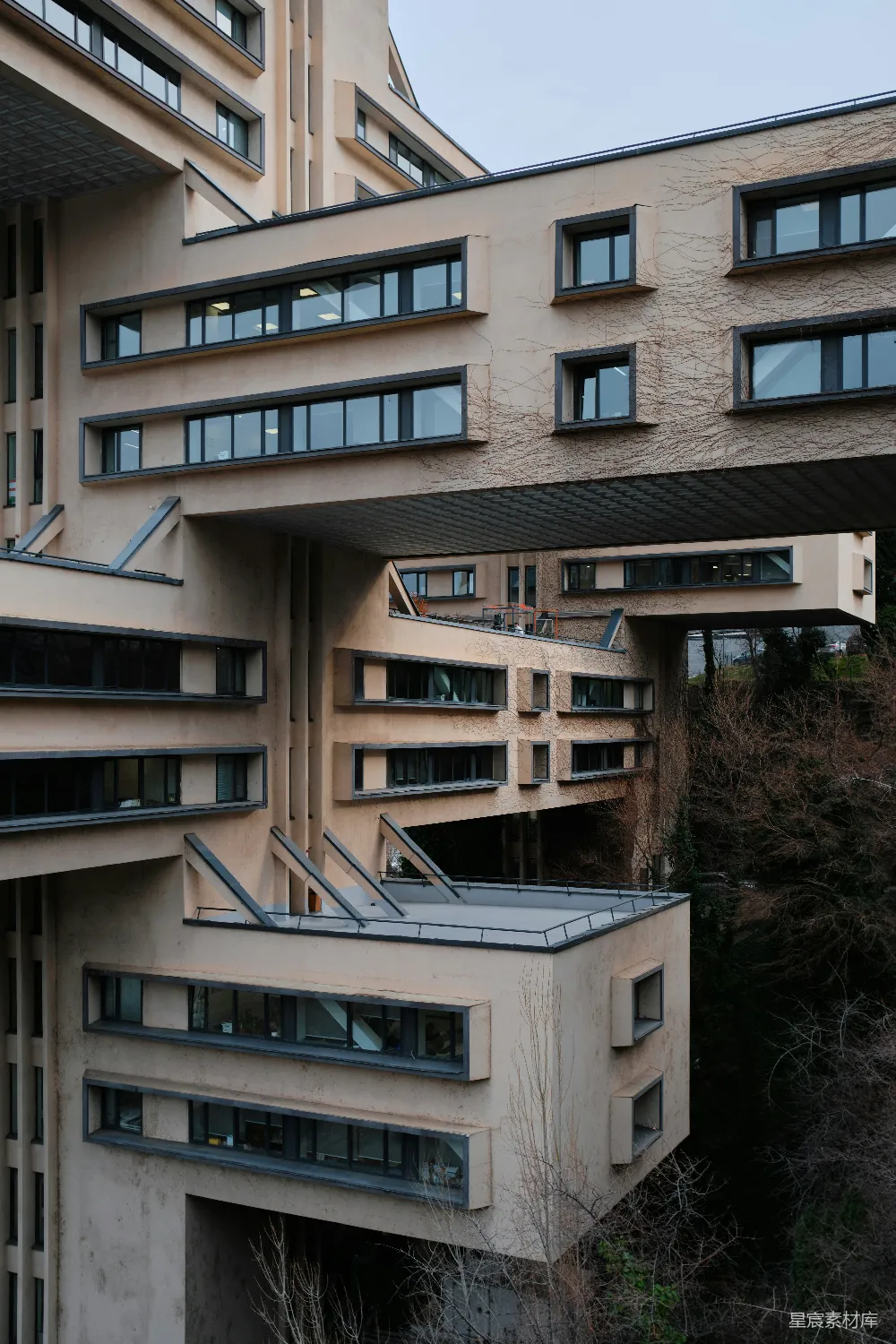 高清摄影  一座有很多窗户的大型建筑