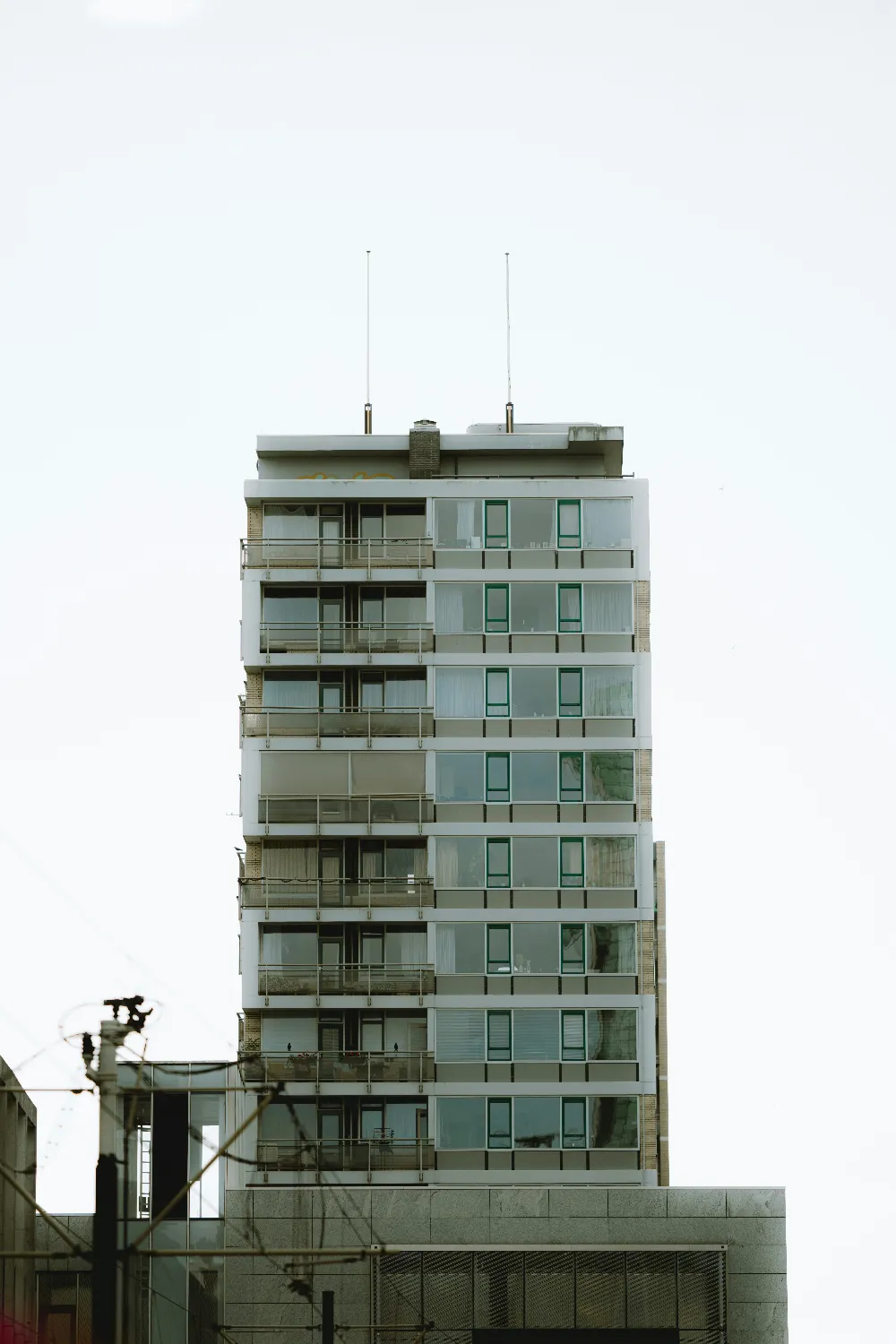 高清摄影  现代玻璃建筑在晴朗的天空下。